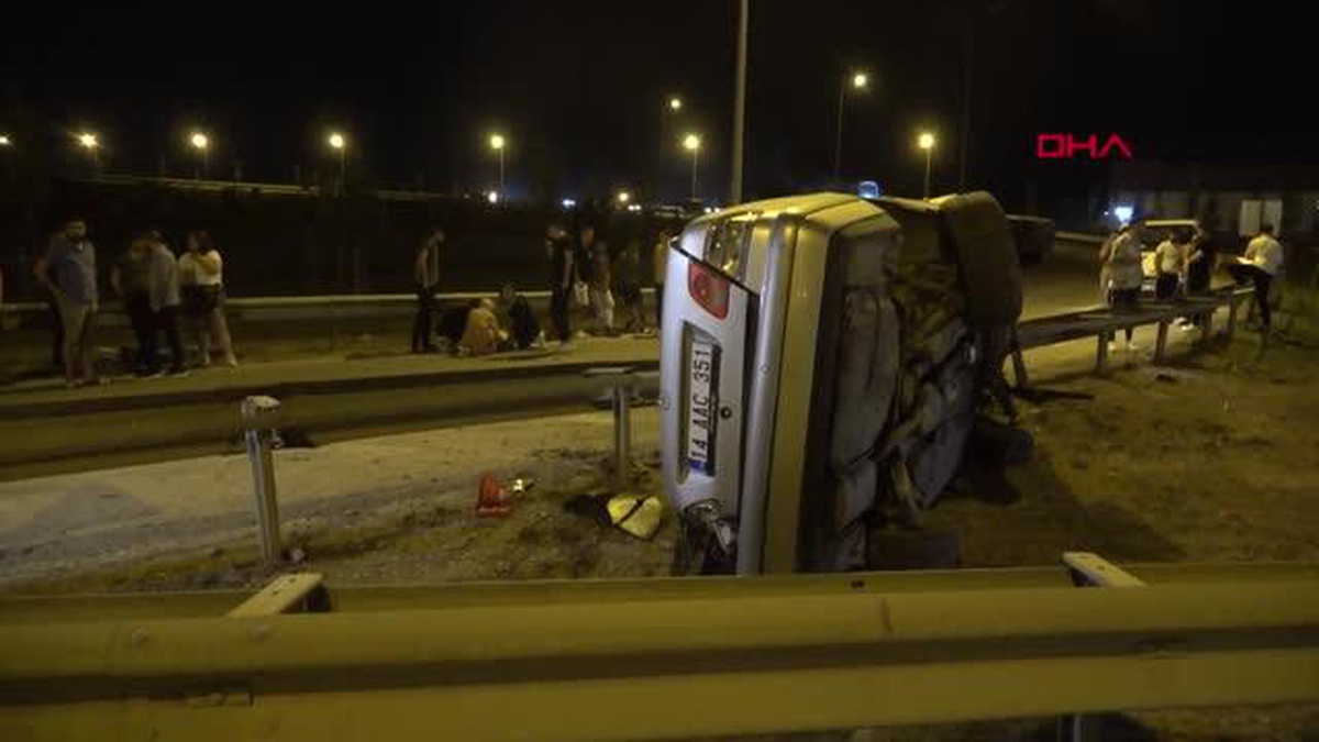Düzce\'de refüje çıkan otomobil takla attı: 2 yaralı