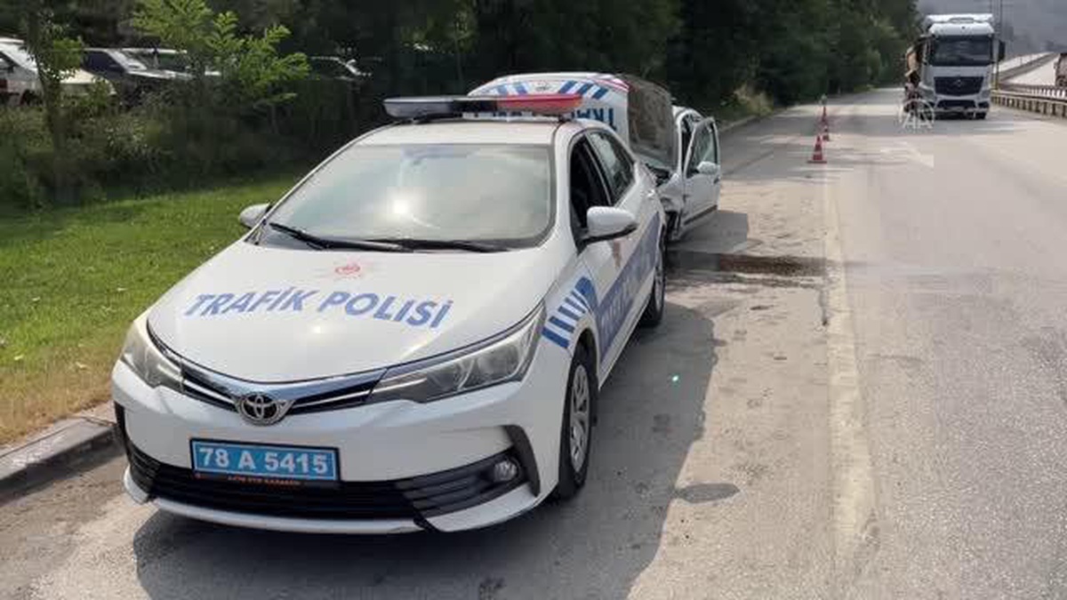 Karabük\'te otomobille çarpışan motosikletin sürücüsü yaralandı