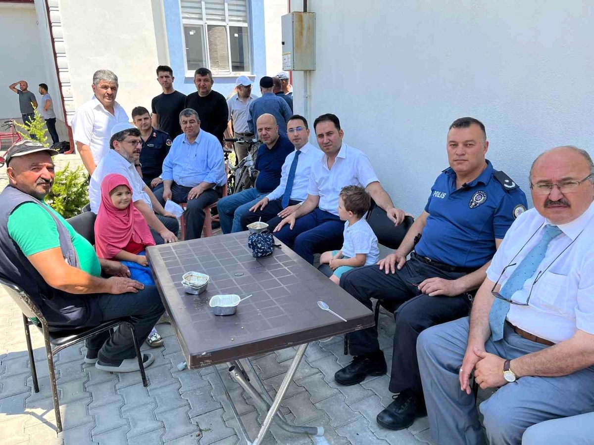 Protokol üyeleri ve vatandaşlar aşure etkinliğinde bir araya geldi
