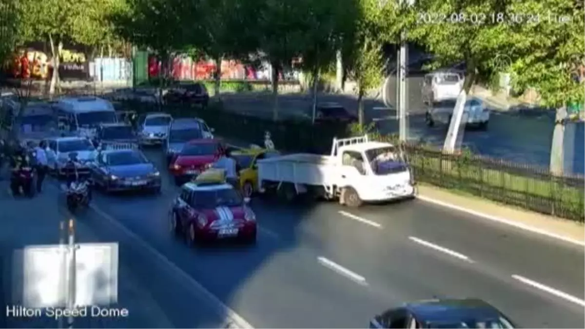 Sarıyer\'de bir motorcu, tartıştığı taksiciyi durdurmak için kaputta yolculuk yaptı