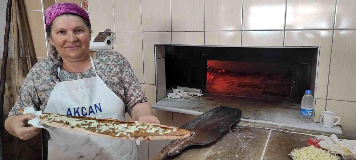 Selendi\'nin kadın pide ustası erkelere taş çıkartıyor