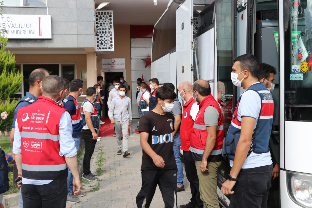 Sınır dışı edilecek 227 Afganistan uyruklu, Edirne\'den İstanbul\'a gönderildi