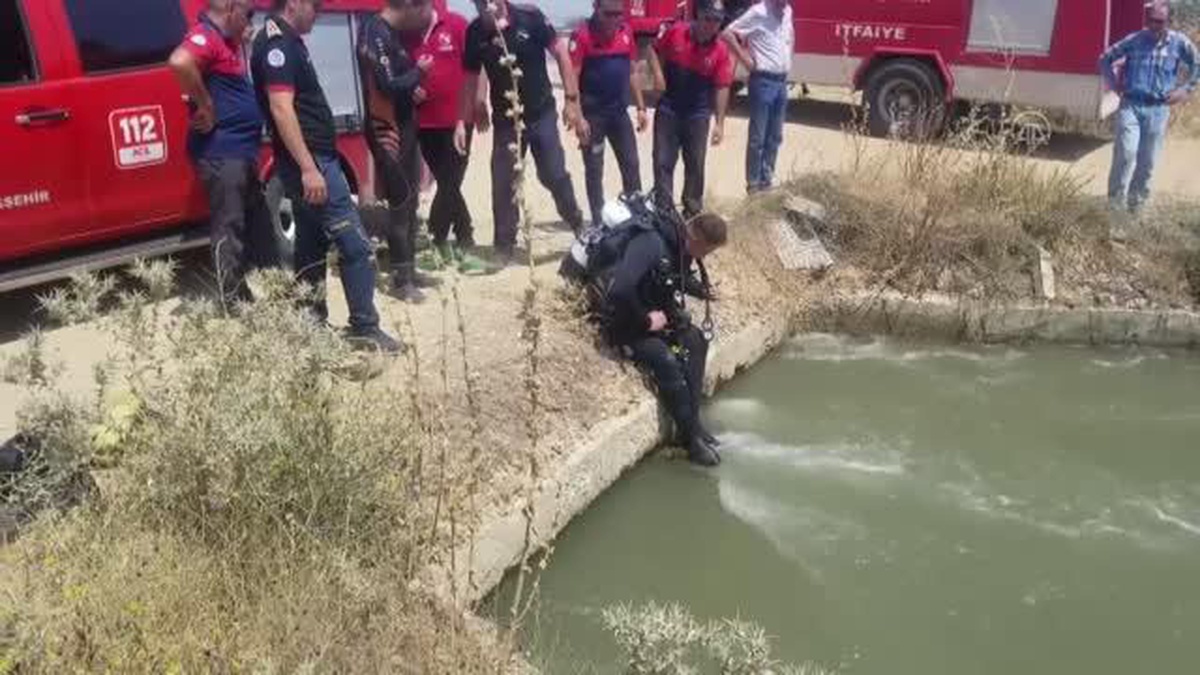 Denizli\'de sulama kanalına düşen otomobili itfaiye çıkardı