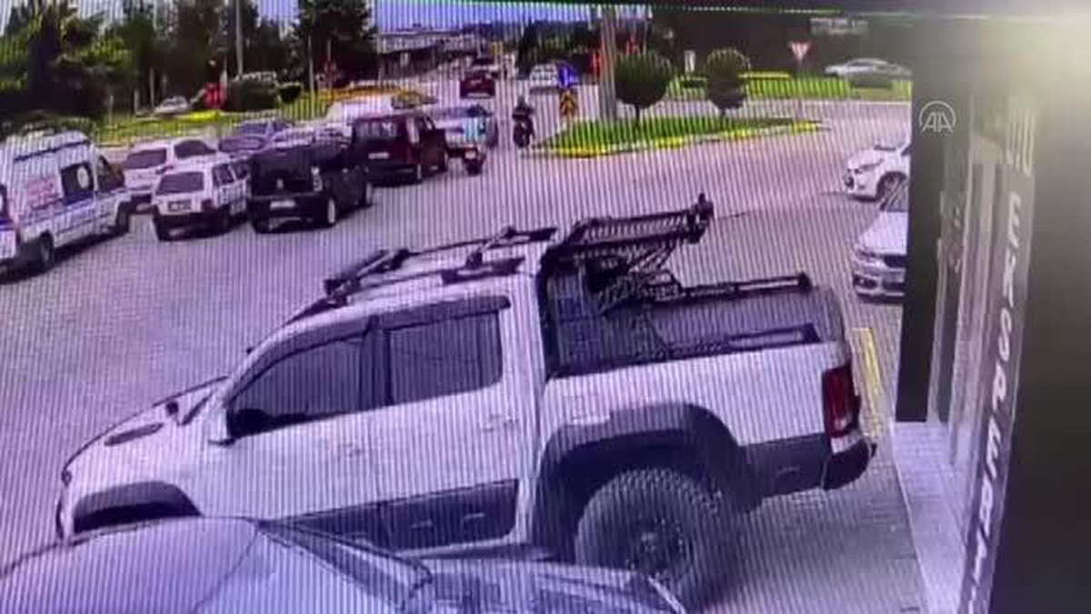 Sürücüsü kırmızı ışık ihlali yapan aracın motosiklet ve otomobile çarpması kamerada