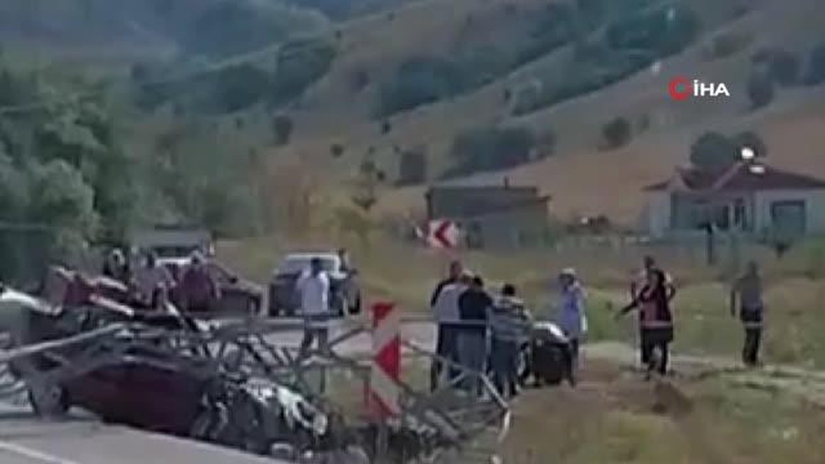 Sürücüsünün kontrolünü kaybettiği araç elektrik direğine çarptı: 4 yaralı