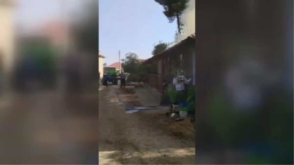 Antalya'da tek katlı evdeki yangını itfaiye ekipleri söndürdü