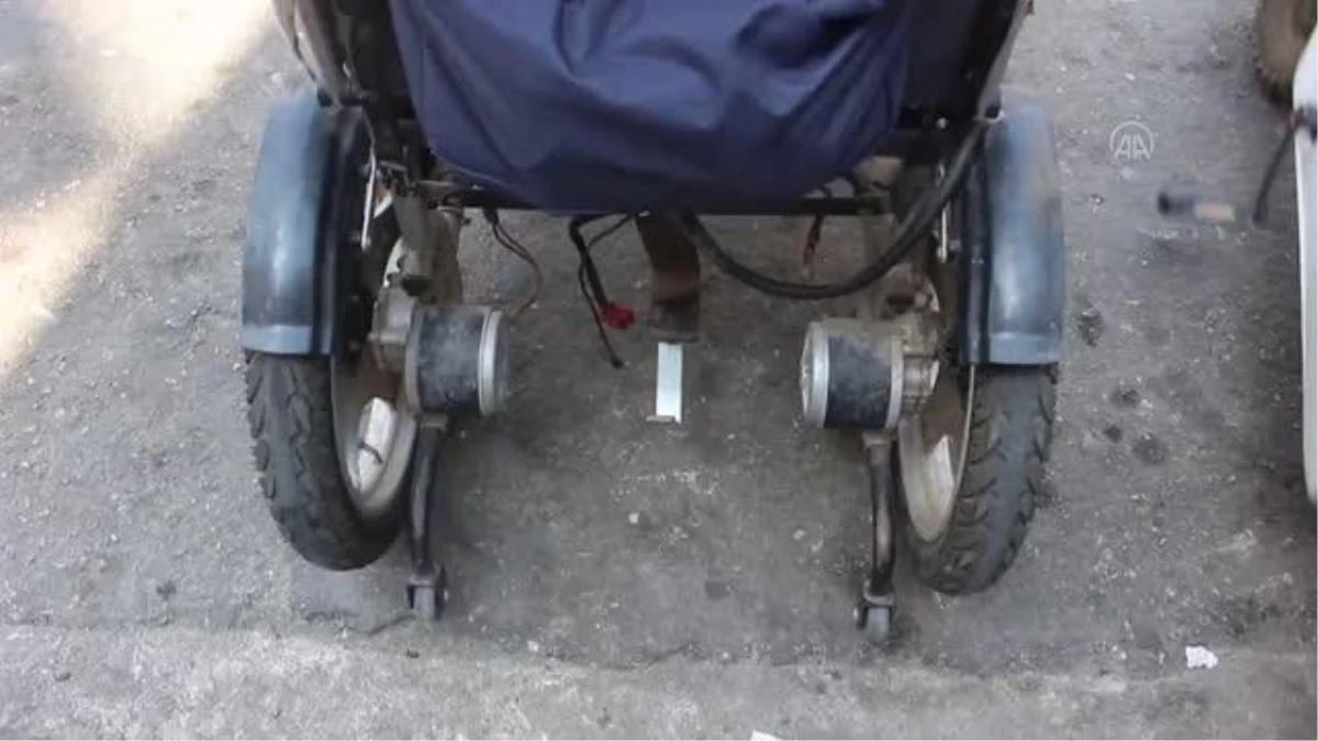 Adana\'da tekerlekli sandalyesinin aküsü çalınan engelliye esnaf yardım etti