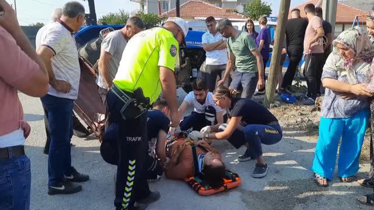 Manisa\'da traktör ile motosikletin çarpıştığı kazada 3 kişi yaralandı