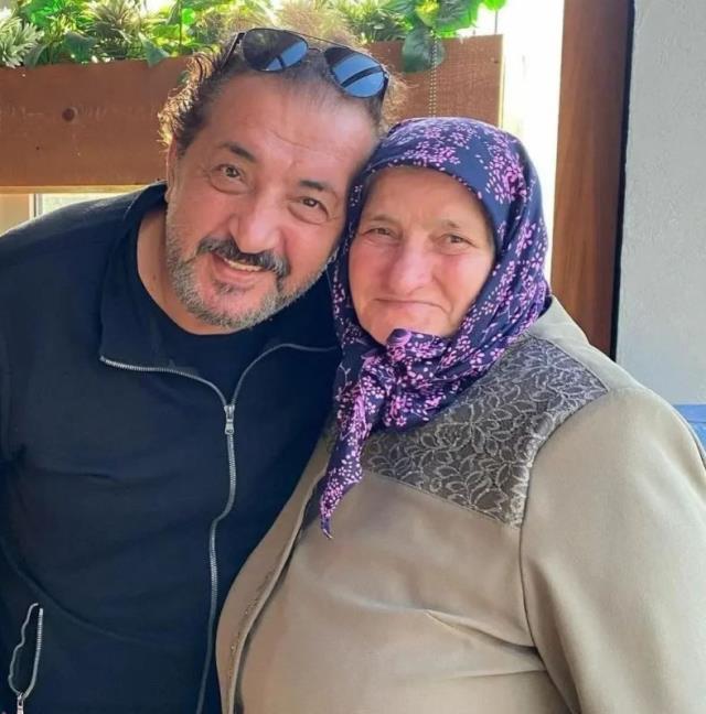Ünlü şef Mehmet Yalçınkaya'nın annesini görenler inanamadı: Hık demiş burnundan düşmüş Ünlü şef Mehmet Yalçınkaya'nın annesini görenler inanamadı: Hık demiş burnundan düşmüş