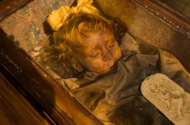 1920 yılında ölen küçük kızın tabut içerisindeki hali, ilk kez görenleri ürküttü