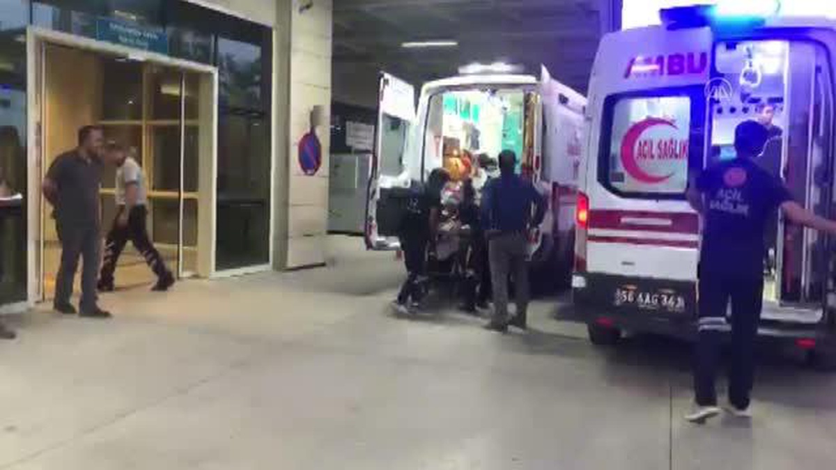 Siirt\'te askeri araç ile kamyonetin çarpışması sonucu 5 kişi yaralandı