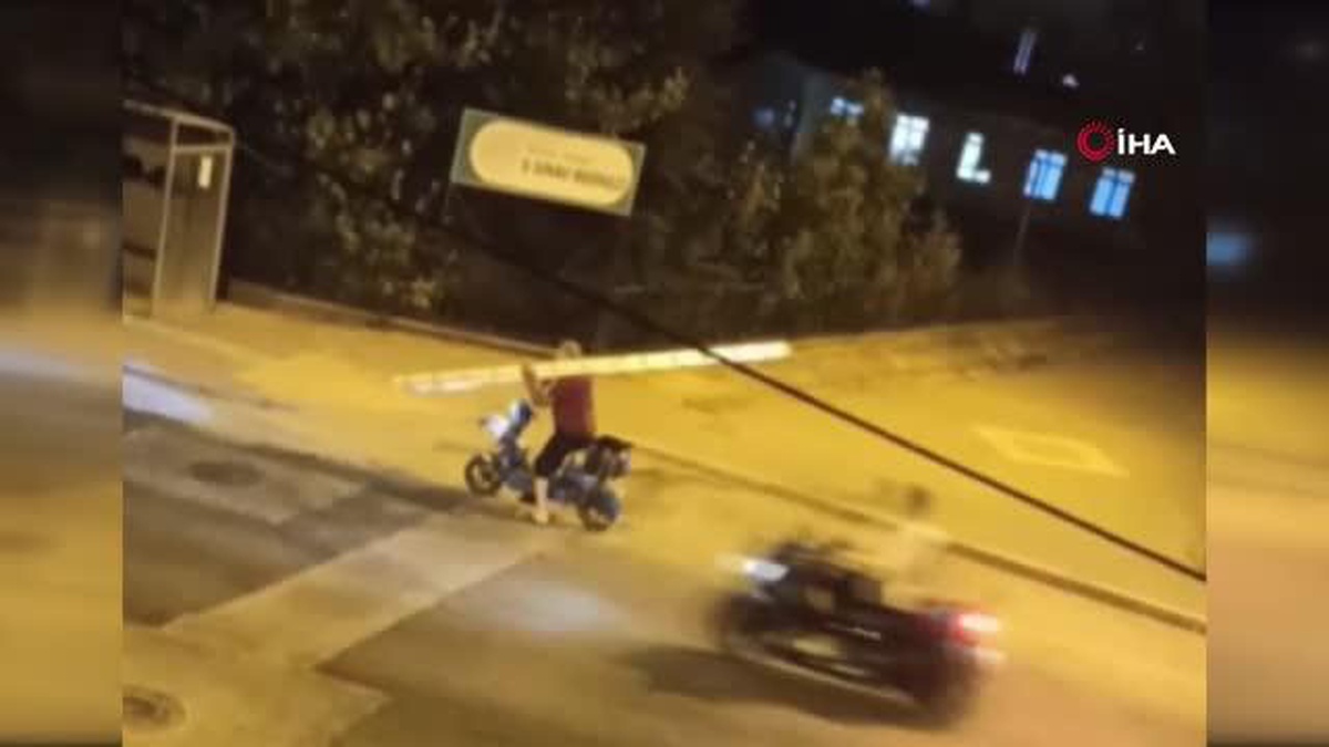 3 metrelik merdiveni motosikletle taşımaya çalıştı