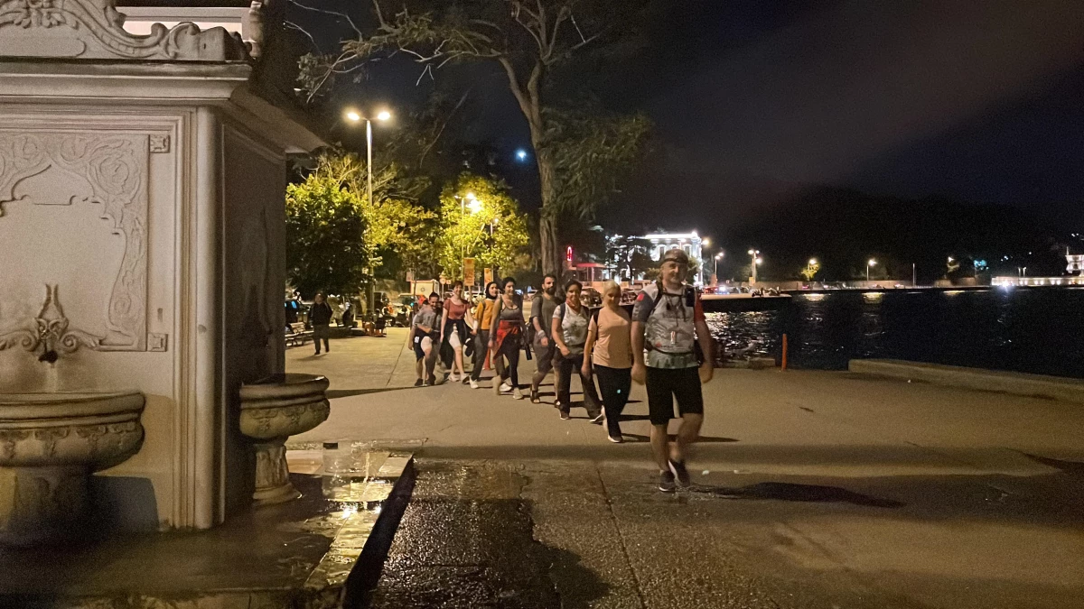 Doğaseverler gece yürüyüşüyle İstanbul Boğazı\'nın güzelliğini izledi