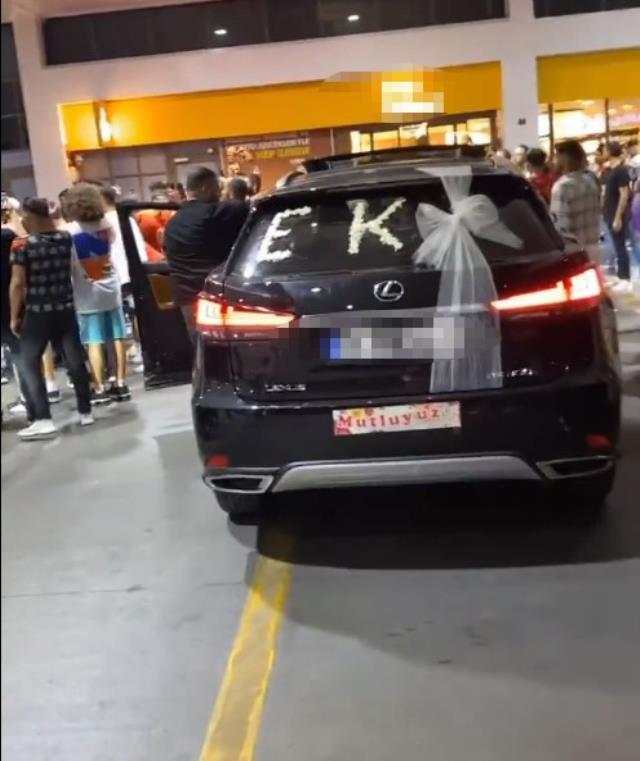 Düğünden dönen damat, gelini bırakıp futbolcu karşılamasına gitti! Herkes bu videoyu konuşuyor