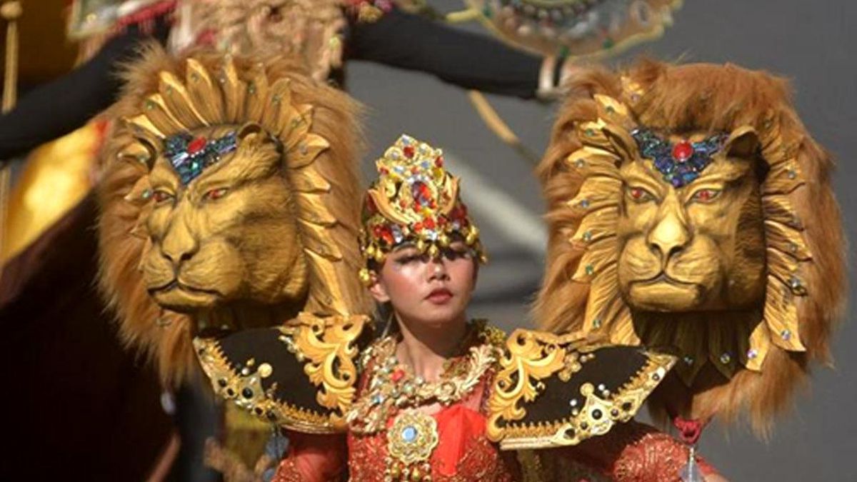 Endonezya\'da Geleneksel Jember Moda Karnavalı Yapılıyor