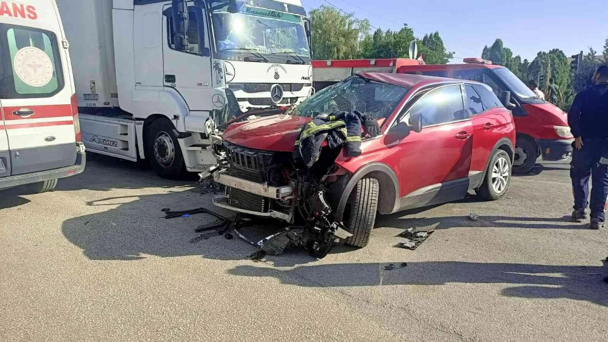 Erciş\'te trafik kazası: 4 yaralı