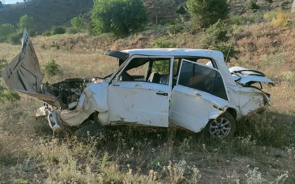 Erzincan\'da şarampole devrilen otomobilde 6 kişi yaralandı