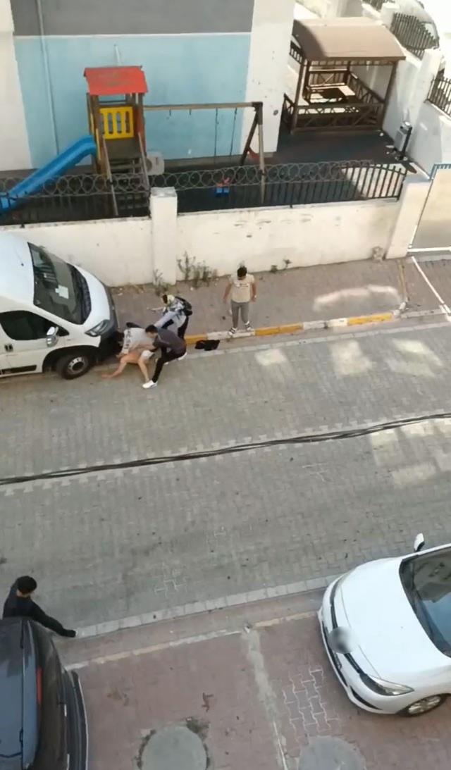 Esenyurt'ta sevgilisiyle ayrı eve çıkmak isteyen genç, kaldırım taşıyla dayak yedi Esenyurt'ta sevgilisiyle ayrı eve çıkmak isteyen genç, kaldırım taşıyla dayak yedi