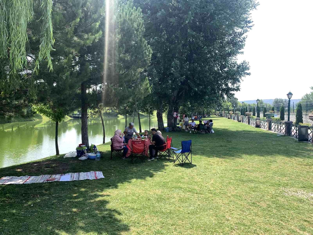 Eskişehirliler pazar kahvaltısının tadını Sümer\'de çıkardı