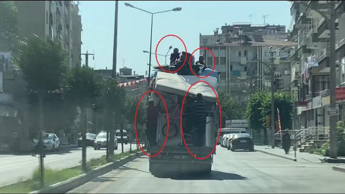 Ev eşyaları yüklü kamyonette tehlikeli yolculuk