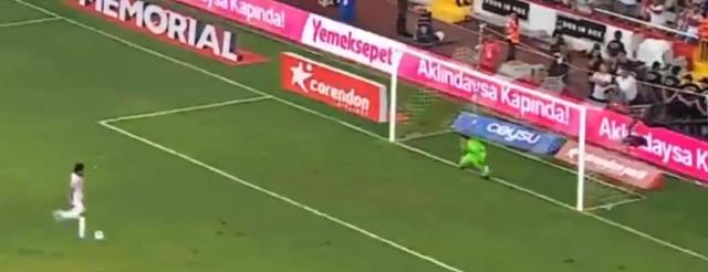 Galatasaray'a penaltı atarken yaptığı hareket olay oldu! Antalyasporlu Luiz Adriona'ya çirkin ithamlar