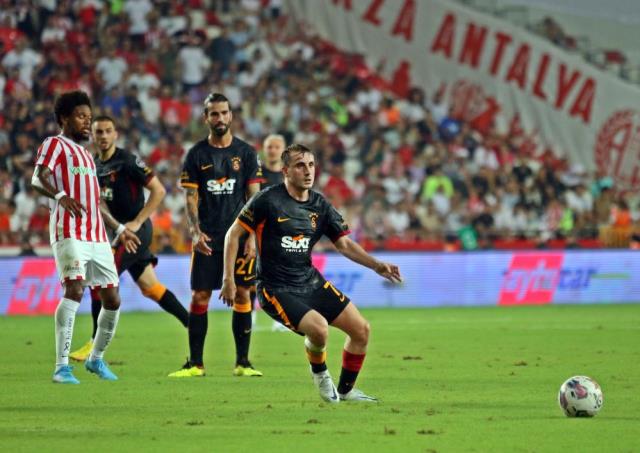 Gomis son dakikada hayat verdi! Galatasaray, deplasmanda Antalyaspor'u 1-0 yendi Gomis son dakikada hayat verdi! Galatasaray, deplasmanda Antalyaspor'u 1-0 yendi