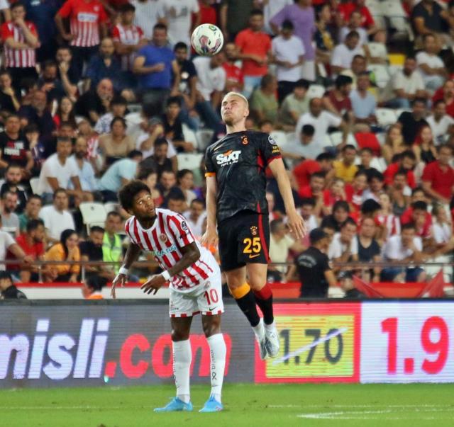 Gomis son dakikada hayat verdi! Galatasaray, deplasmanda Antalyaspor'u 1-0 yendi Gomis son dakikada hayat verdi! Galatasaray, deplasmanda Antalyaspor'u 1-0 yendi