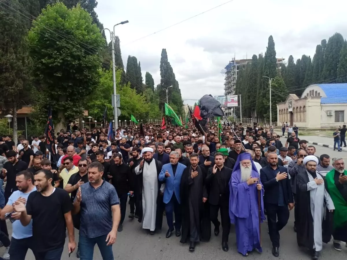 Gürcistan\'da \'Tasua Yürüyüşü\'ne binlerce kişi katıldı