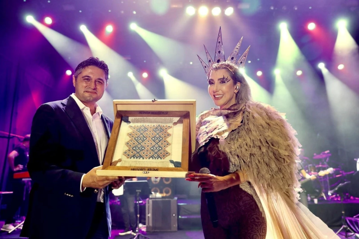 Hande Yener, Aliağa\'yı salladı