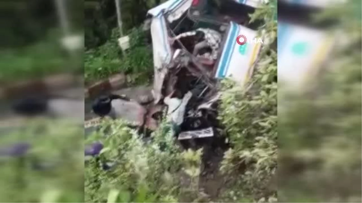 Hindistan\'da yolcu otobüsü şarampole yuvarlandı