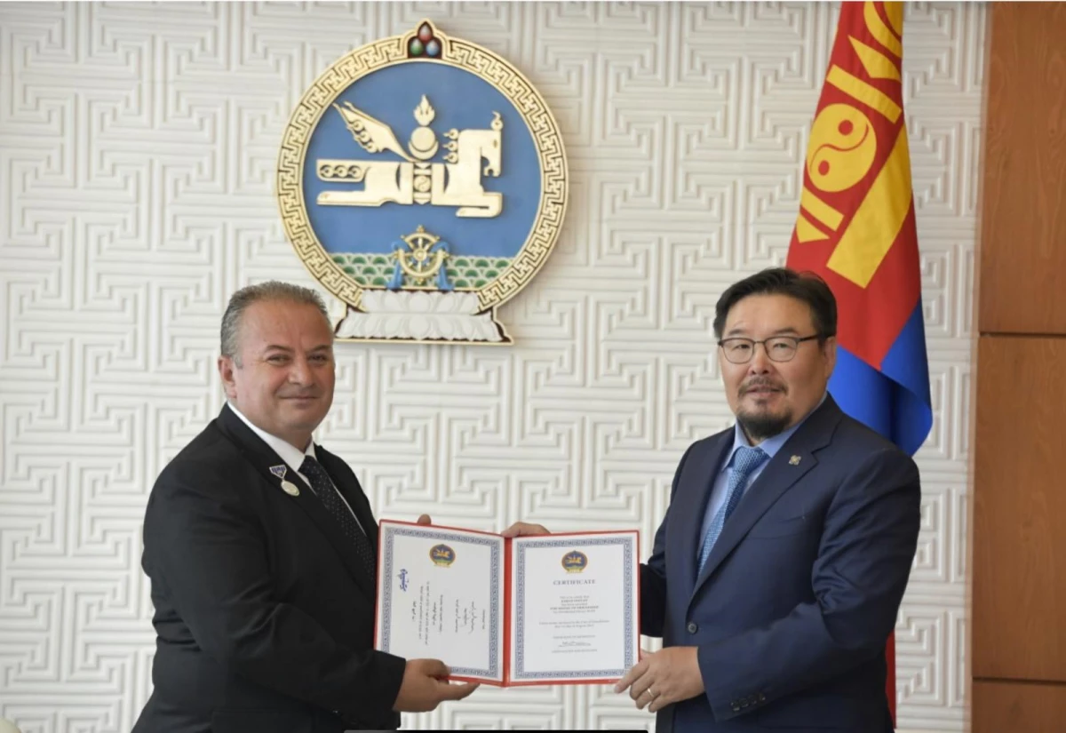 İKÇÜ Sosyal Bilimler Enstitüsü Müdürü Doğan\'a Moğolistan Dostluk Madalyası