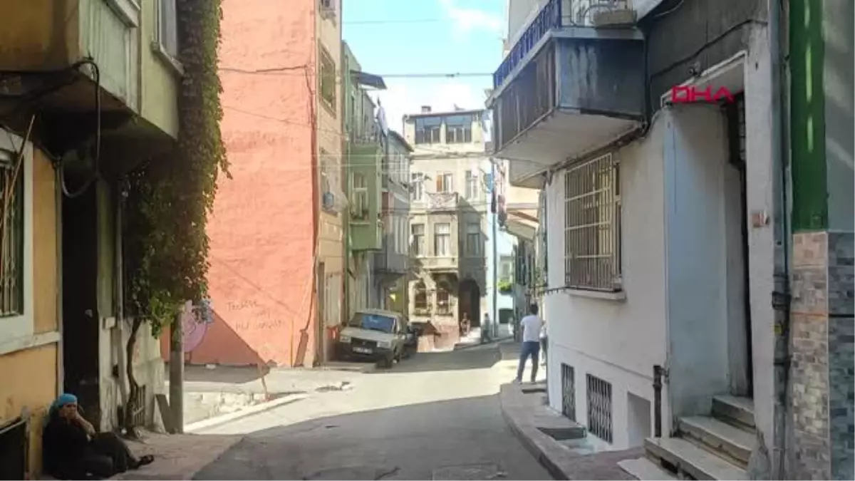 Dövülüp öldürüldü, otomobilden yola atıldı