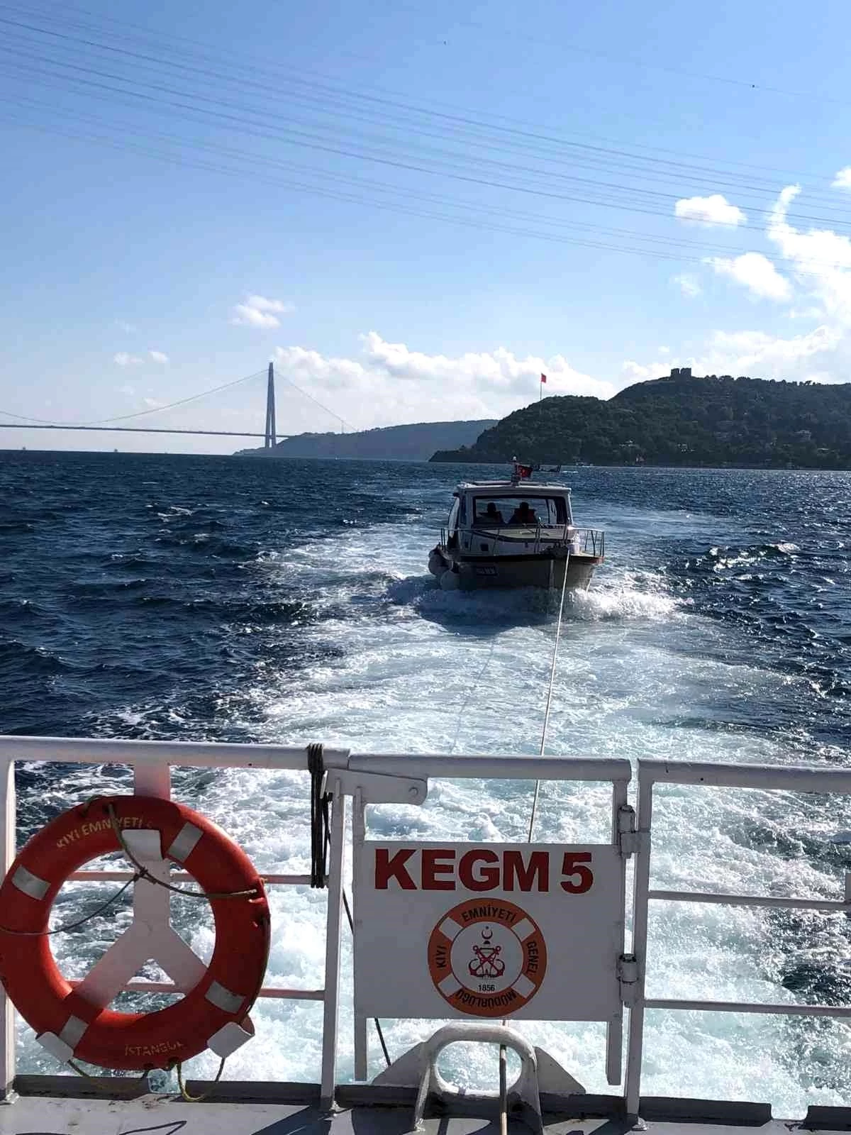 İstanbul Boğazı\'nda arızalanan tekne kurtarıldı
