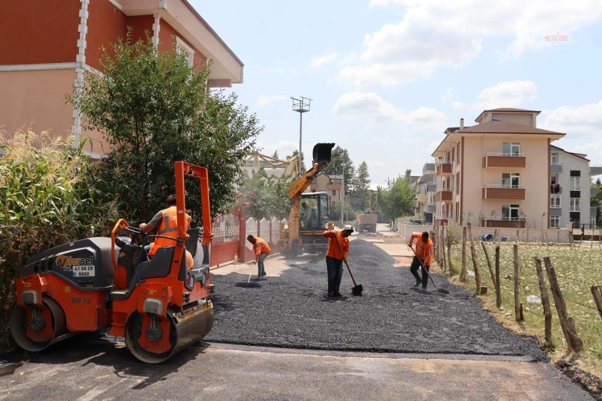 İzmit Belediyesi, Alikahya\'daki Asfalt  Mesaisine Hafta Sonu da Devam Etti