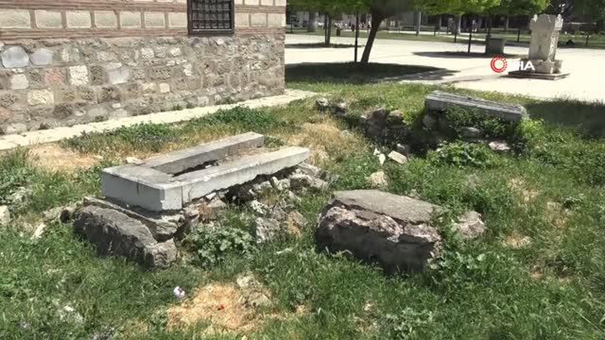İznik\'te Osmanlı\'ya ait mezar kalıntıları gizemini koruyor