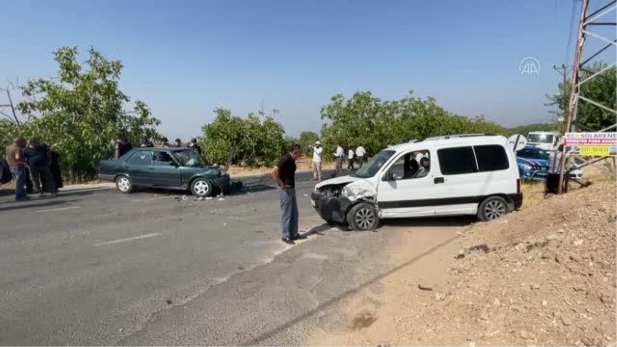 Kahramanmaraş\'ta otomobil ile hafif ticari aracın çarpıştığı kazada 7 kişi yaralandı