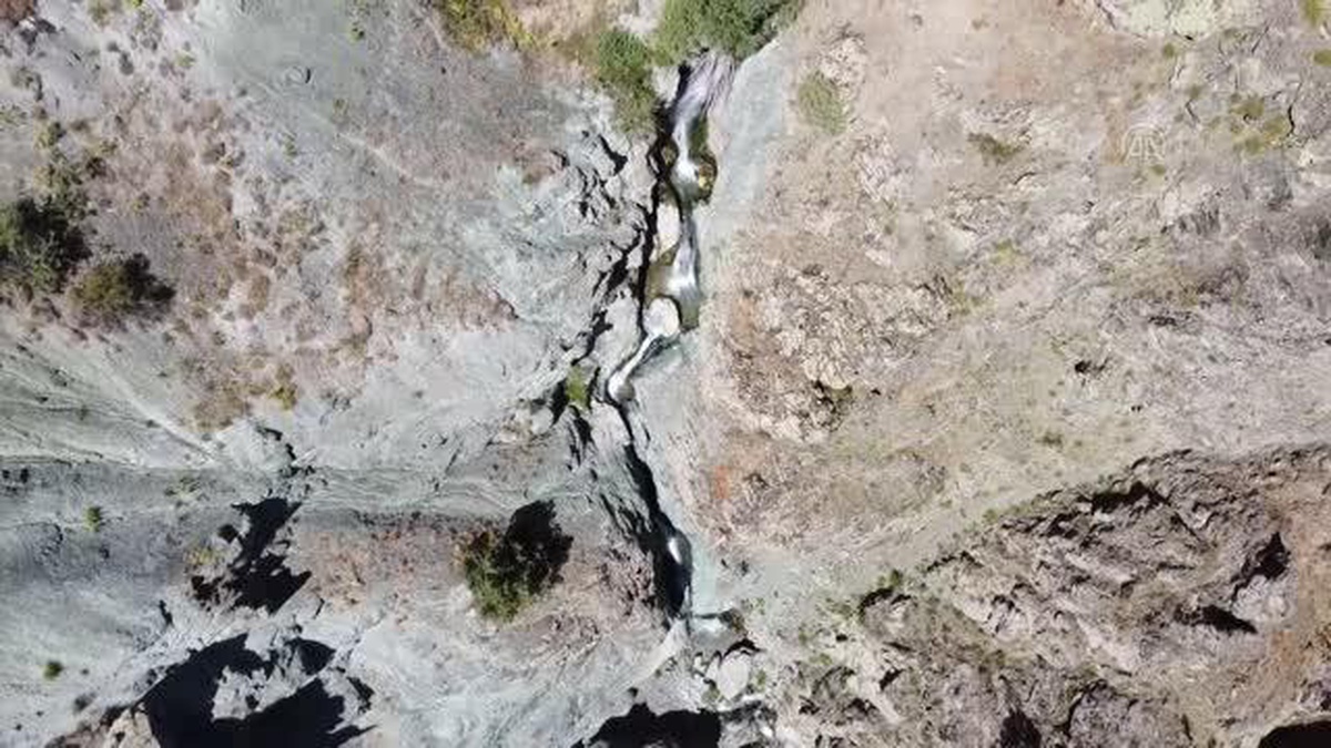 Erzincan\'daki "Karacalar Şelalesi" doğa tutkunları tarafından keşfedilmeyi bekliyor