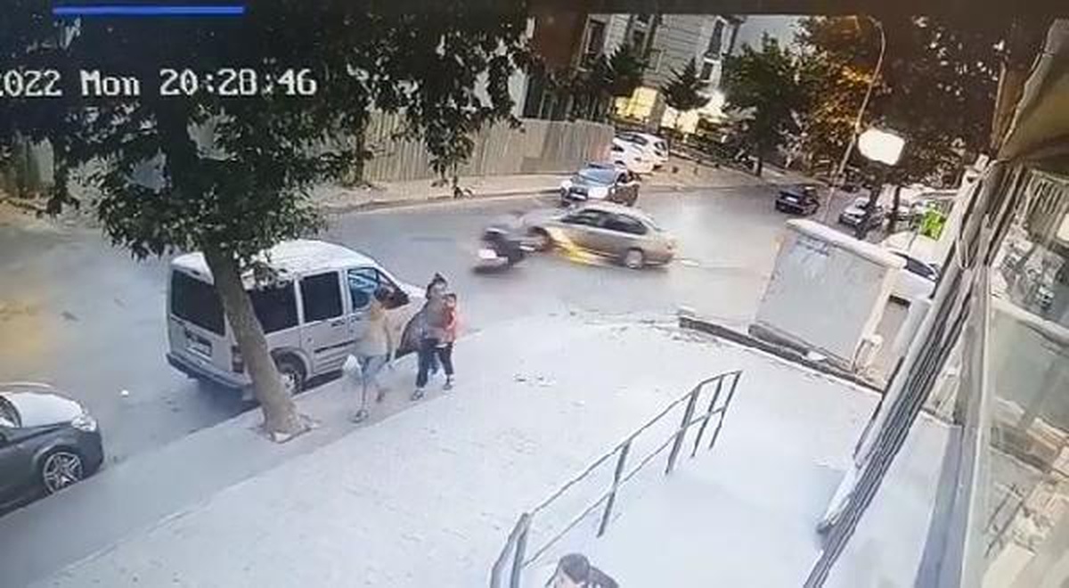 KARTAL\'DA OTOMOBİLLE MOTOSİKLETLİNİN KARIŞTIĞI KAZA KAMERADA