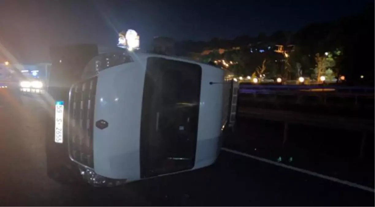 Köpeğe çarpmamak için sürücüsünün manevra yaptığı işçi servisi yan yattı: 9 yaralı