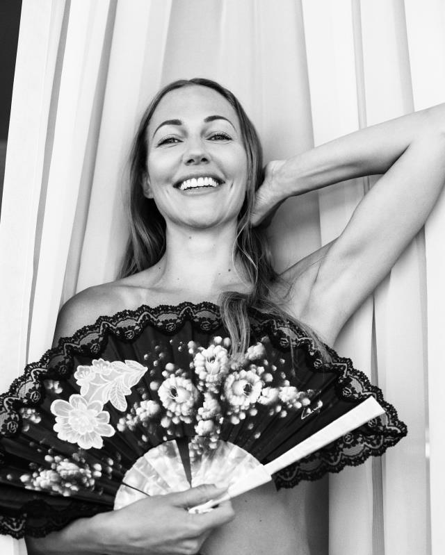 Meryem Uzerli yatak pozunu pek sevdi! Bu kez de mayosuyla sere serpe