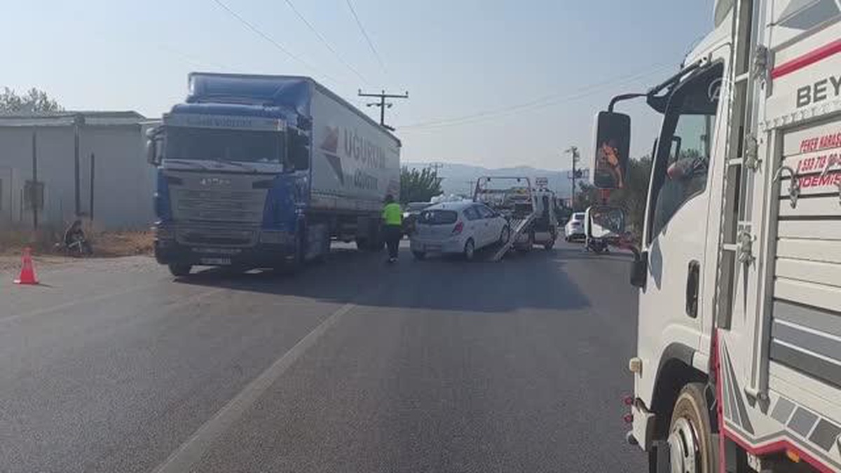 İzmir\'de minibüsle otomobilin çarpışması sonucu 5 kişi yaralandı