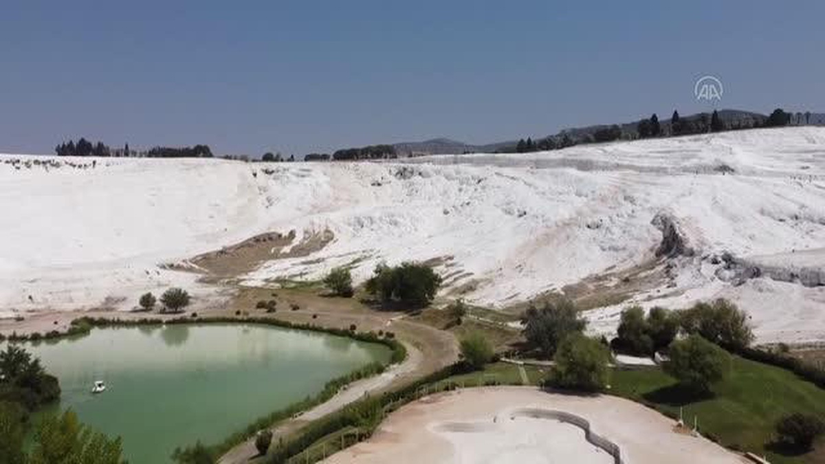 Pamukkale yaz sıcaklarında da turistlerin gözdesi