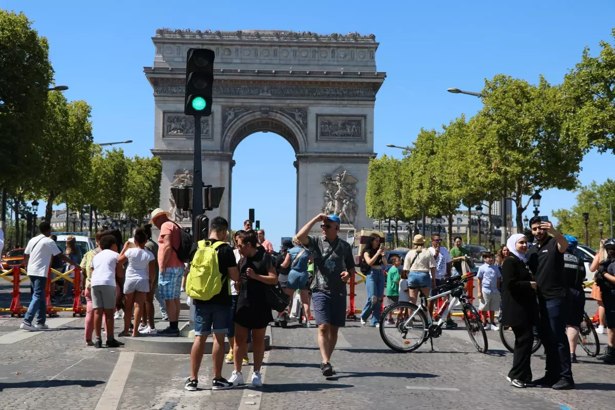 Paris\'in her ayın ilk pazarı trafiğe kapatılan alanları yürüyüşseverleri memnun etti