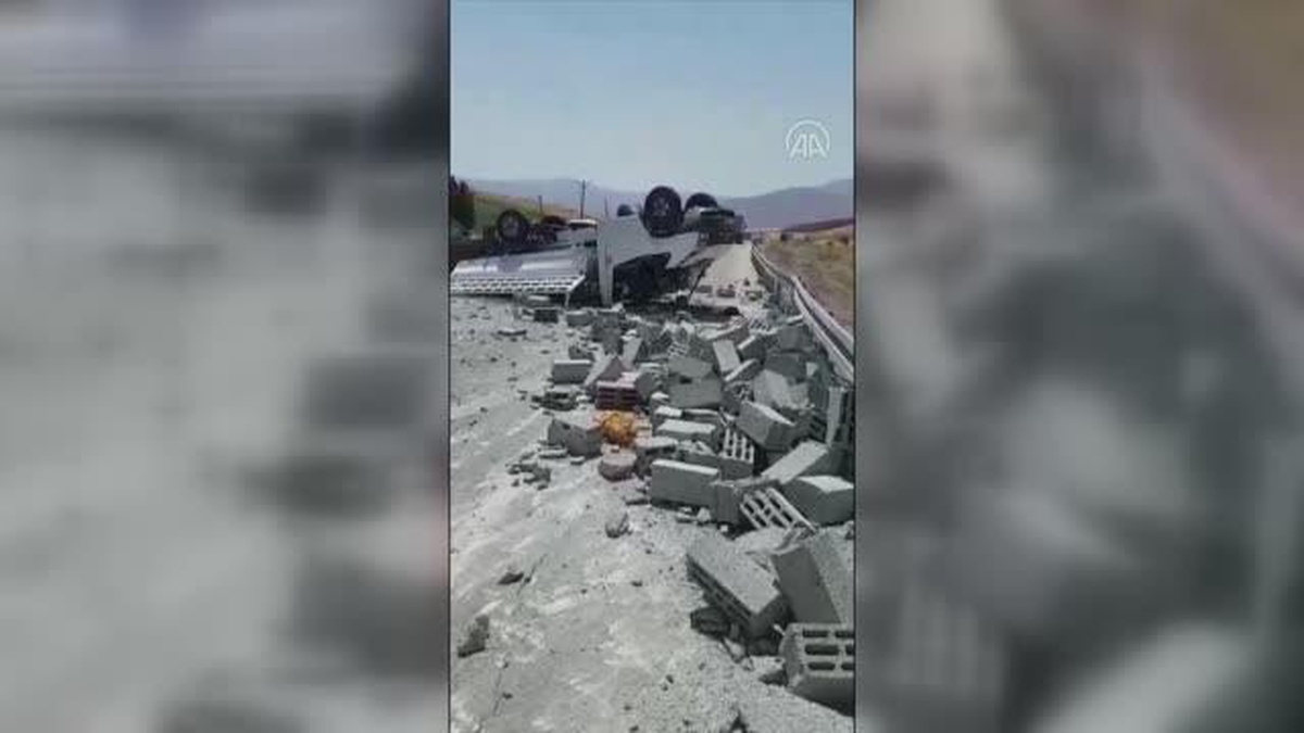 Elazığ\'da pikap ve taksinin çarpışması sonucu 1 kişi öldü, 2 kişi yaralandı