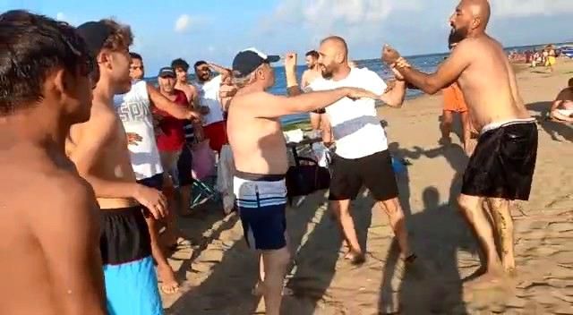 Plajda şortunu indirdiği için linç edilmek istenen şahıs, denizde yüzerek kaçmaya çalıştı Plajda şortunu indirdiği için linç edilmek istenen şahıs, denizde yüzerek kaçmaya çalıştı