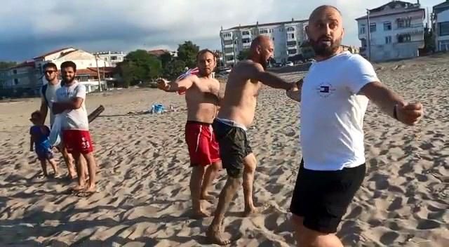 Plajda şortunu indirdiği için linç edilmek istenen şahıs, denizde yüzerek kaçmaya çalıştı Plajda şortunu indirdiği için linç edilmek istenen şahıs, denizde yüzerek kaçmaya çalıştı