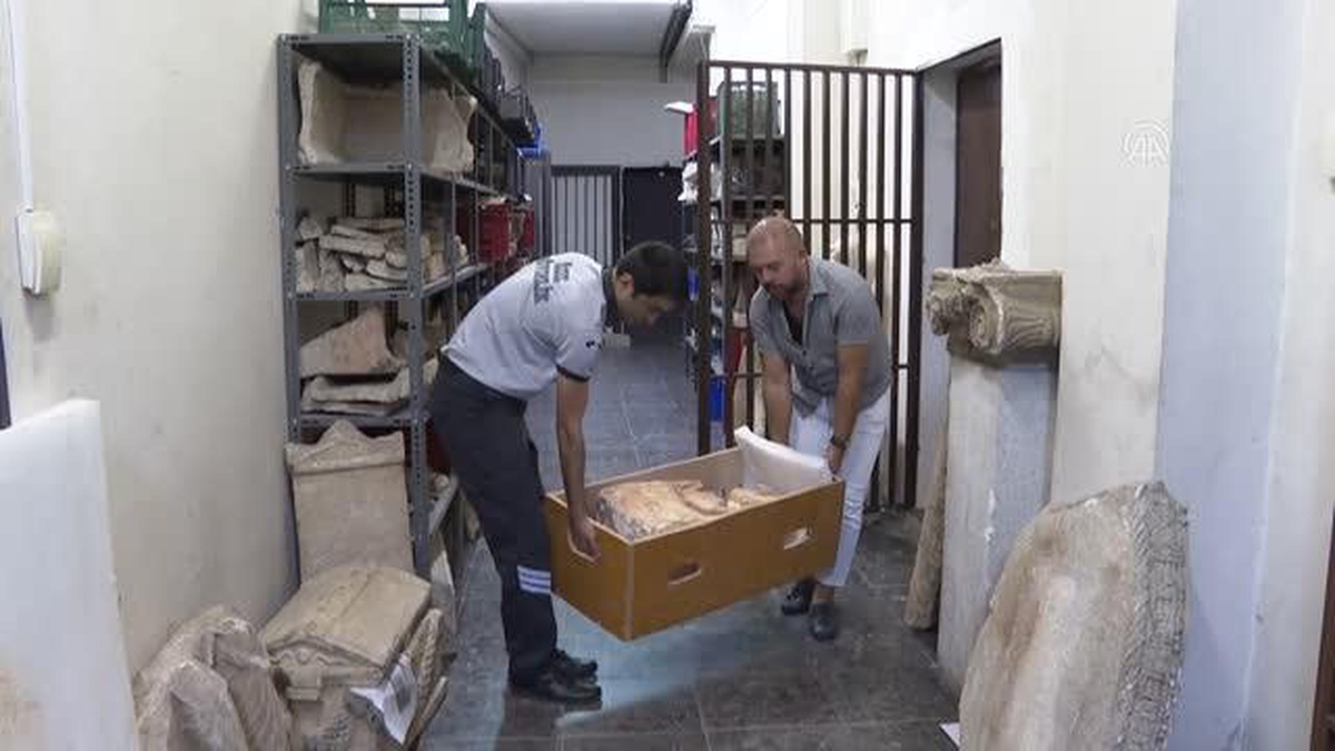 İzmir\'de polisin ele geçirdiği yaklaşık 11 bin 500 yıllık heykel uzmanları bekliyor