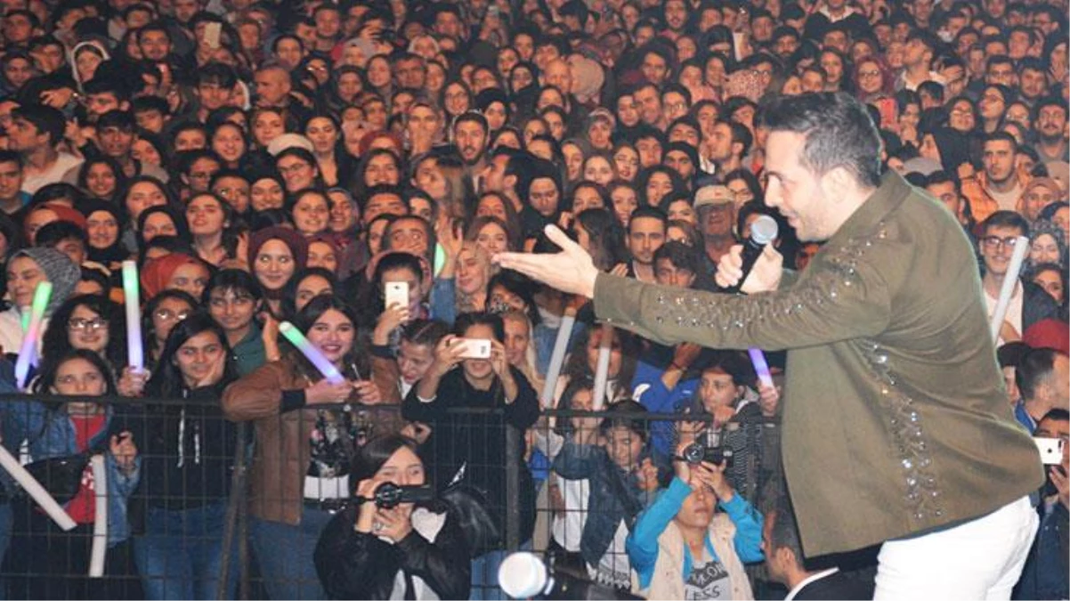 Şarkıcı Oğuzhan Koç, binlerce kişinin doldurduğu konser alanında yağmuru bahane ederek sahneye çıkmadı