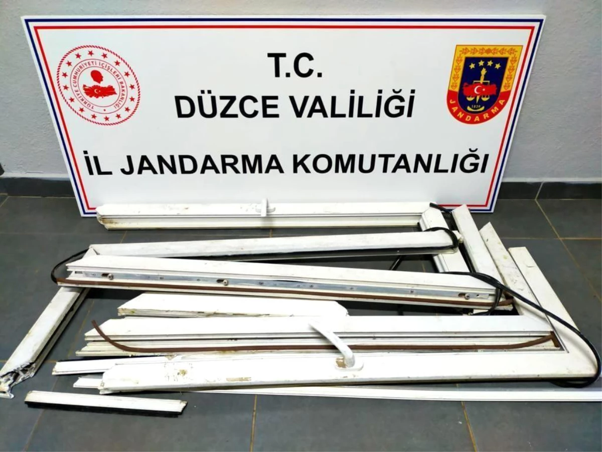 Tarladan plastik doğrama çalan şahıslar yakalandı