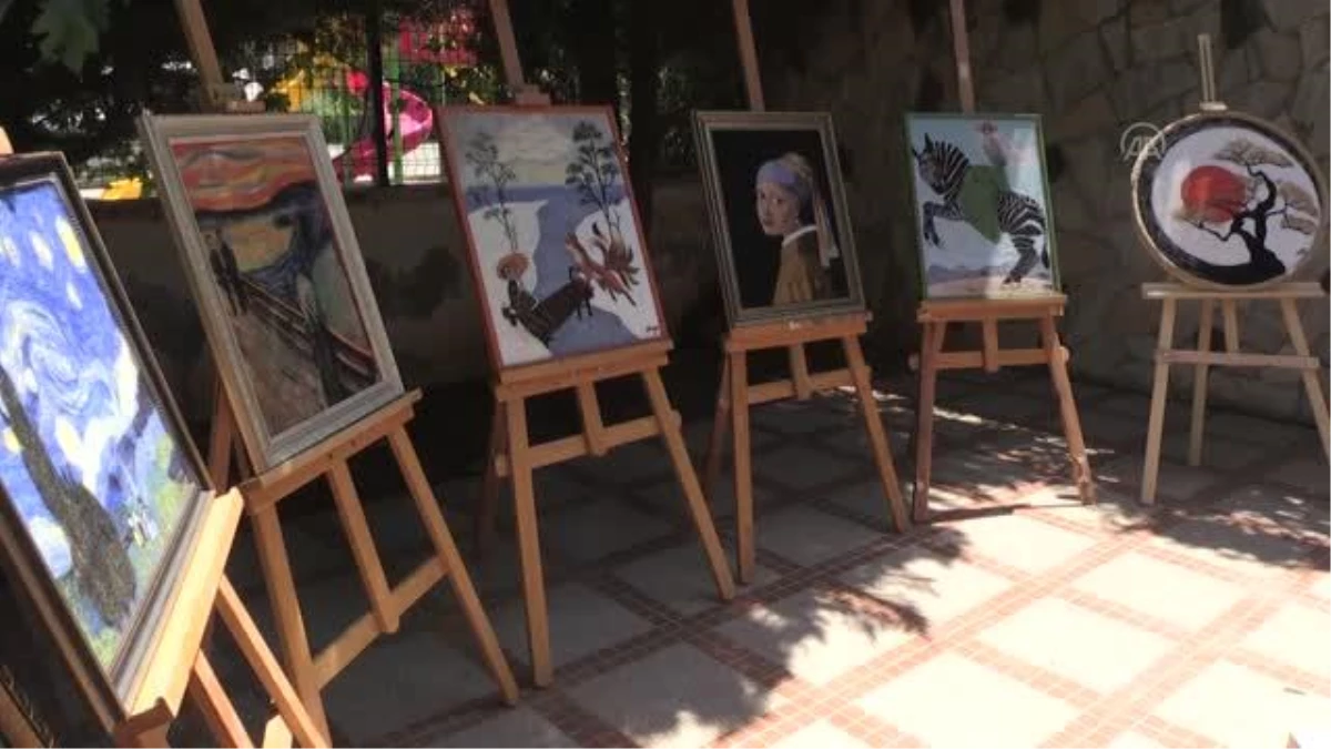 Mersin\'de tekstil mühendisi kadın, yünlerden tablo yapıyor